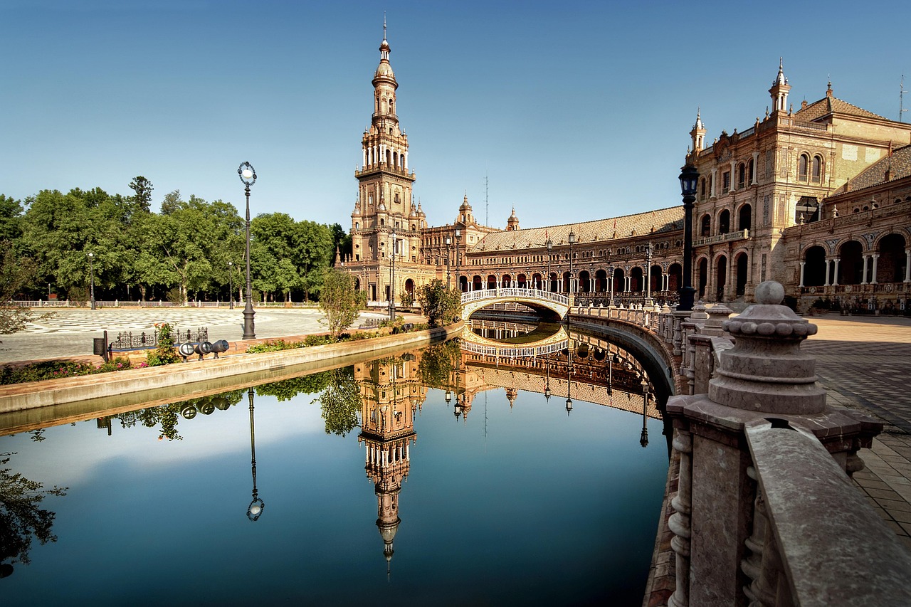 Vista de la Plaza de España en Sevilla, como referencia visual de la ciudad donde se realiza la consulta.